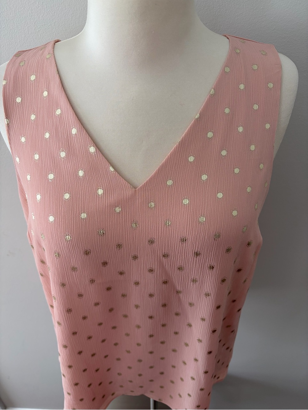 Nine West Sleeveless V-Neck Blush Pink Blouse Metallic Gold Polka Dots Sz S - Picture 5 of 8